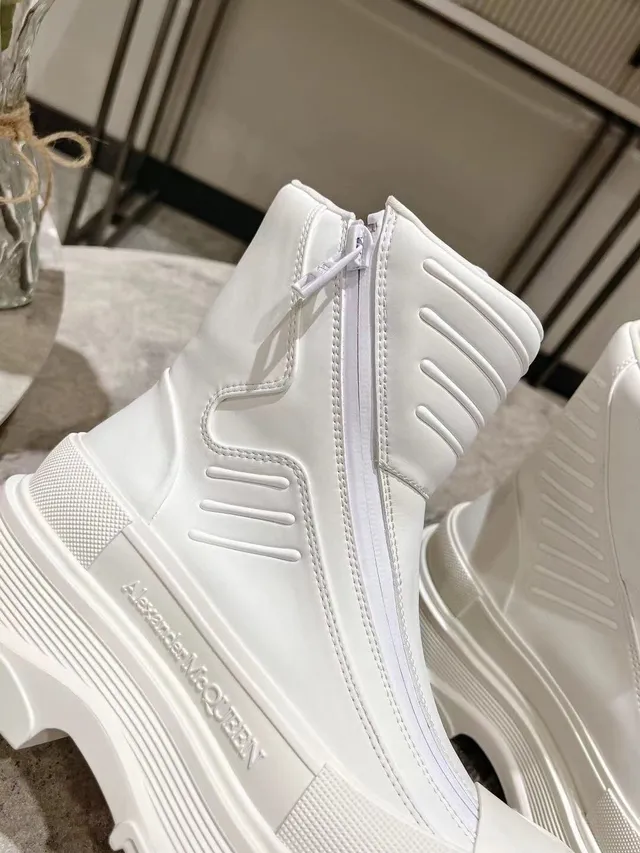 Alexander McQueen Tread Slick Bottes de cheville blanches 8
