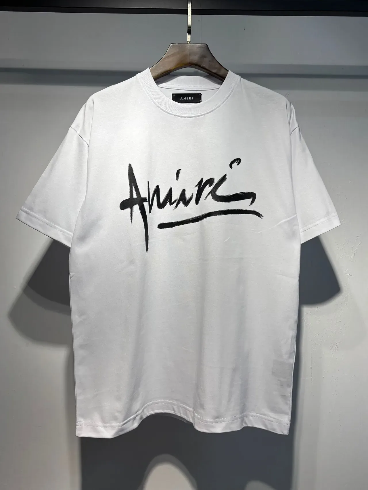 Camiseta gráfica Amiri con logo script 8