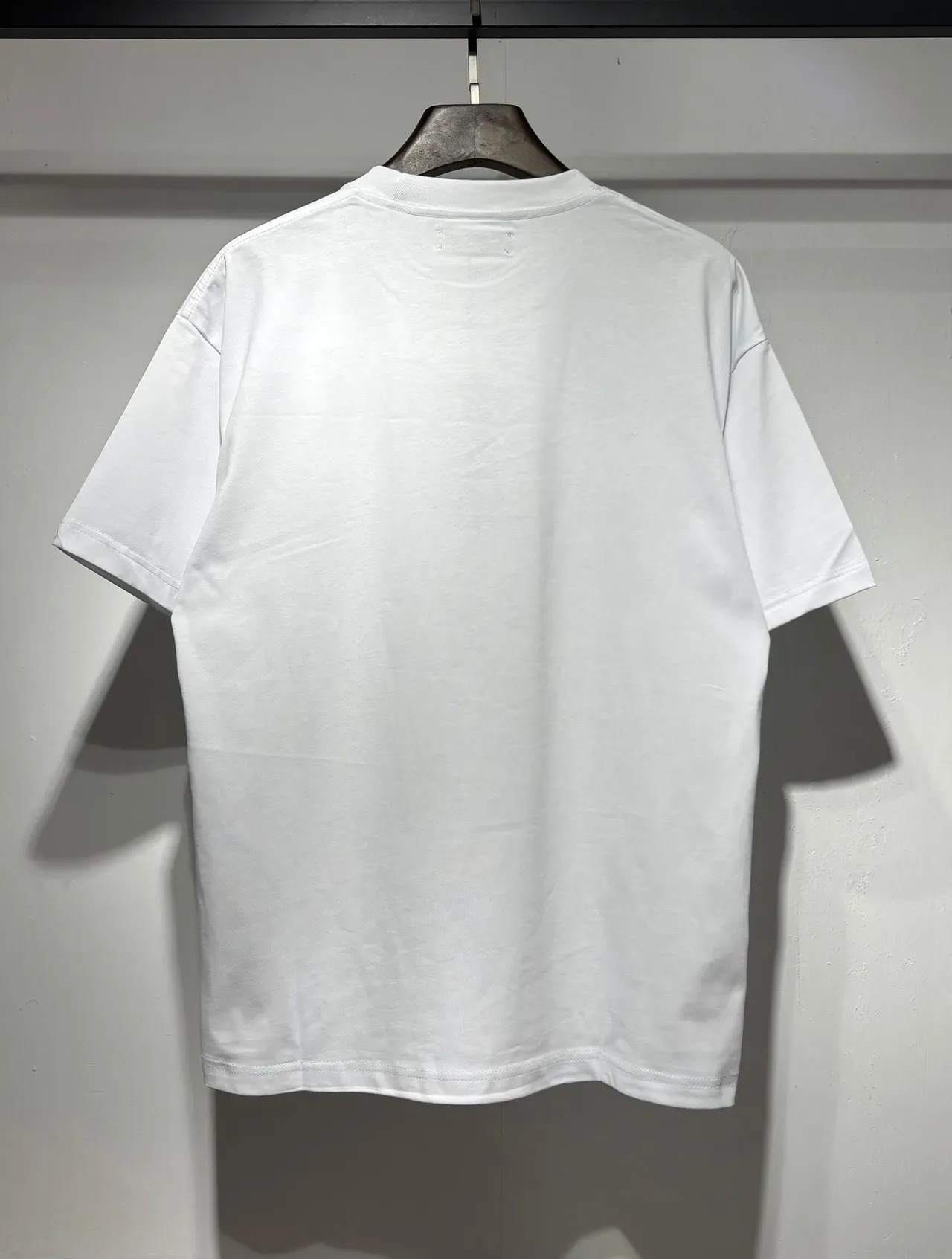 Camiseta gráfica Amiri con logo script 9