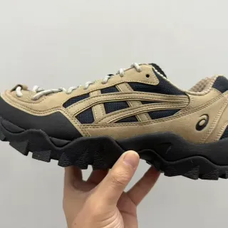 ASICS 米色与黑色分层麂皮和网面鞋面虎标生活方式运动鞋