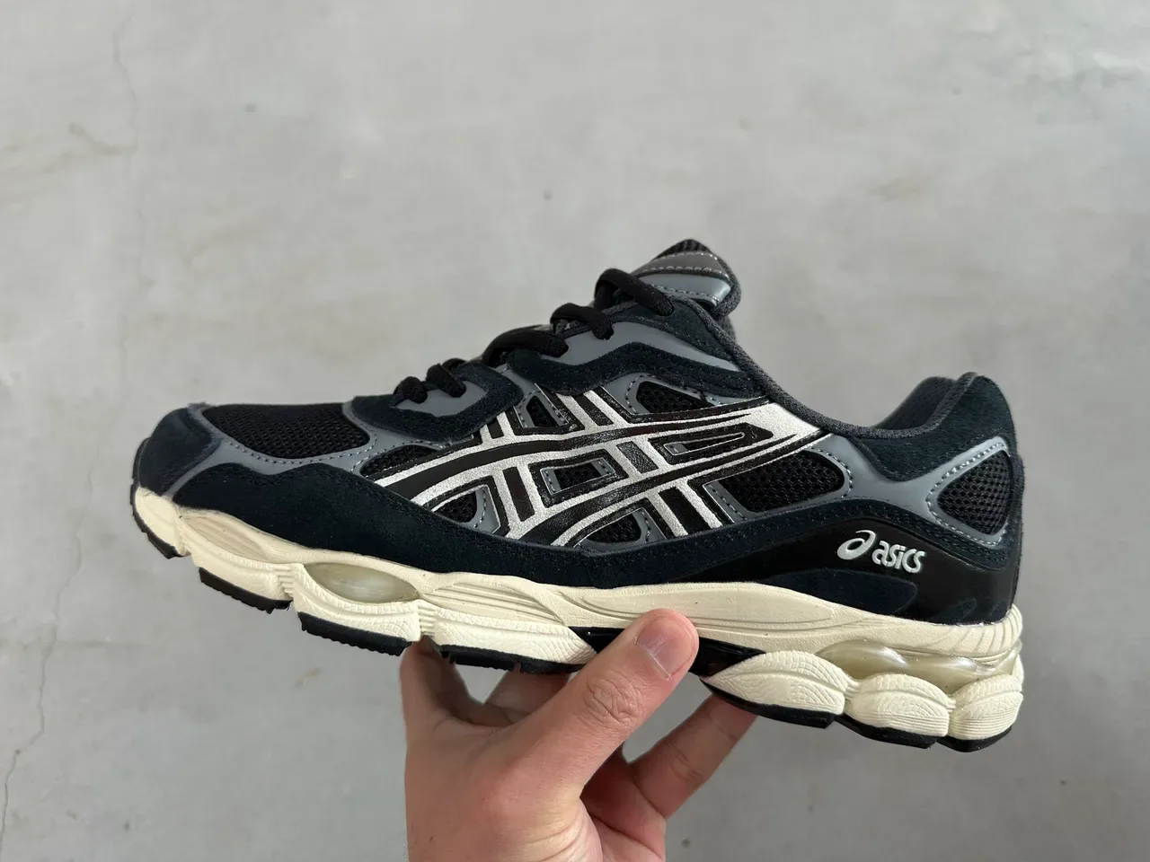 ASICS নীল সাদা লেয়ার্ড কেজ ওভারলে মেশ ভেন্টিলেশন প্যানেল লাইফস্টাইল স্নিকার 14