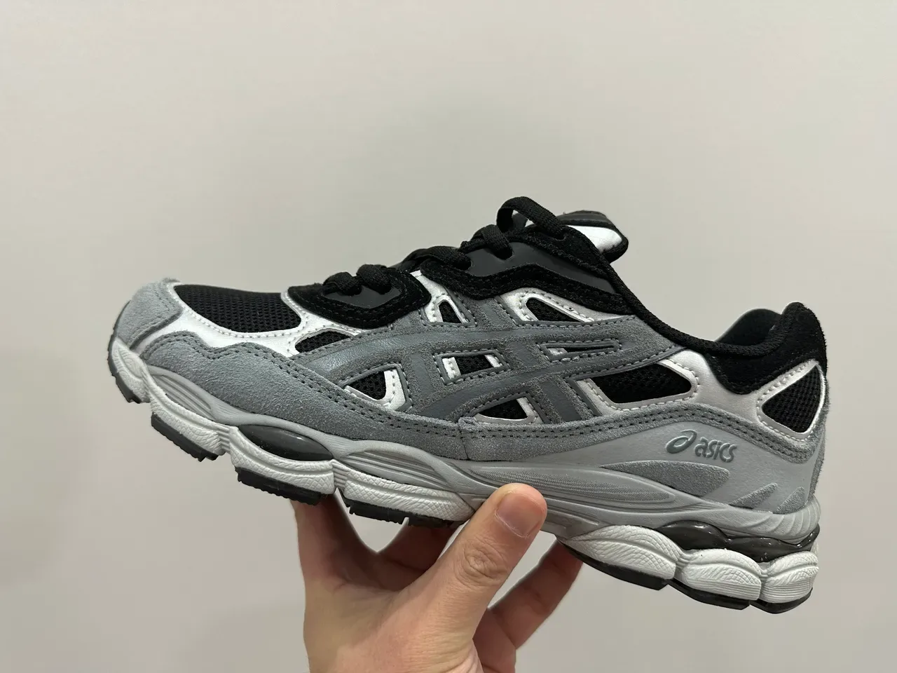 ASICS নীল সাদা লেয়ার্ড কেজ ওভারলে মেশ ভেন্টিলেশন প্যানেল লাইফস্টাইল স্নিকার 22