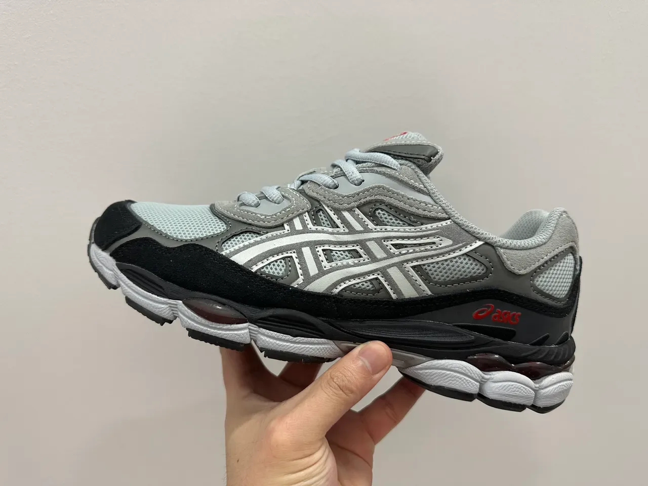 ASICS নীল সাদা লেয়ার্ড কেজ ওভারলে মেশ ভেন্টিলেশন প্যানেল লাইফস্টাইল স্নিকার 23