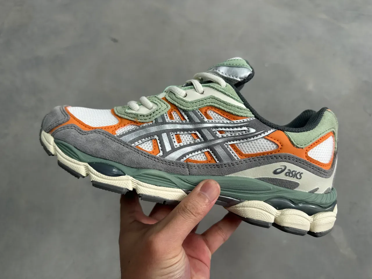 ASICS নীল সাদা লেয়ার্ড কেজ ওভারলে মেশ ভেন্টিলেশন প্যানেল লাইফস্টাইল স্নিকার 24