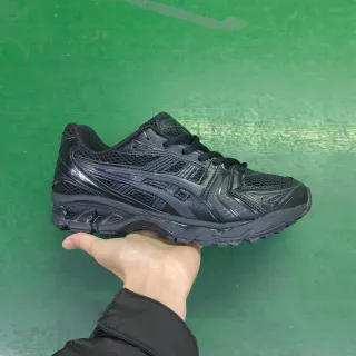 ASICS Gel-Kayano काली मोनोक्रोम रनिंग जूते