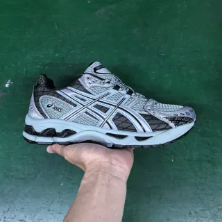 ASICS Gel-Kayano चांदी और काला दौड़ने के जूते