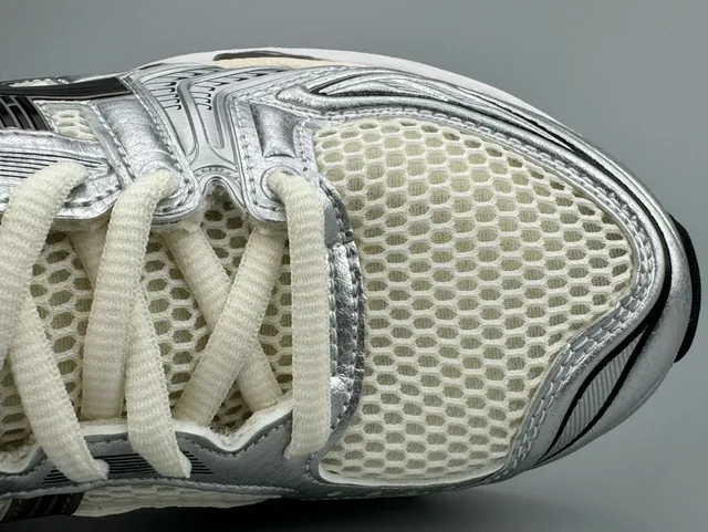 ASICS Gel-Kayano Silver Cream Black 跑鞋 3