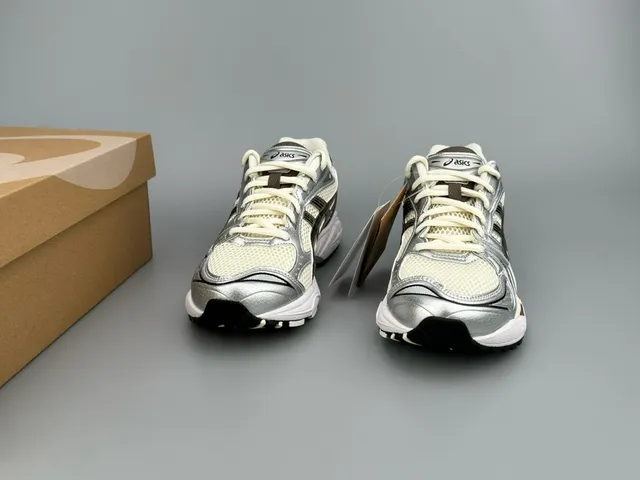 ASICS Gel-Kayano Silver Cream Black 跑鞋 4