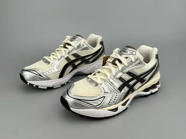 ASICS Gel-Kayano Silver Cream Black 跑鞋 6