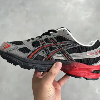 ASICS 灰色和红色 网面和合成材料叠加构造 虎纹图案品牌 跑鞋