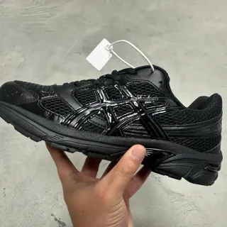 ASICS Running Shoe All-Black Mesh and Synthetic Overlay Running Shoes