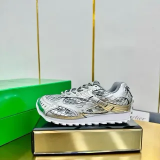 ASICS 银金金属 蛇纹覆盖 强调条纹 生活方式运动鞋