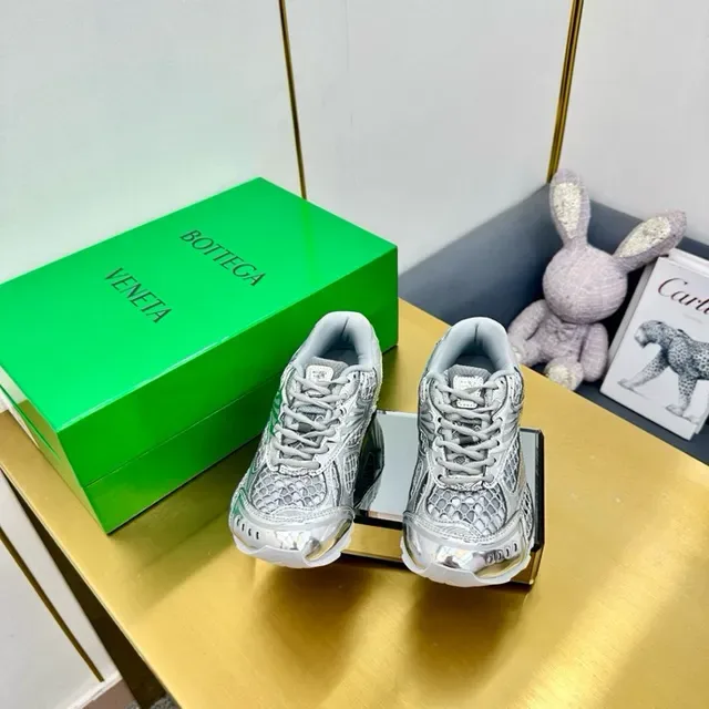 ASICS Silver Gold Metallic Snakeskin Overlays Accent Stripe Lifestyle Sneakers 8