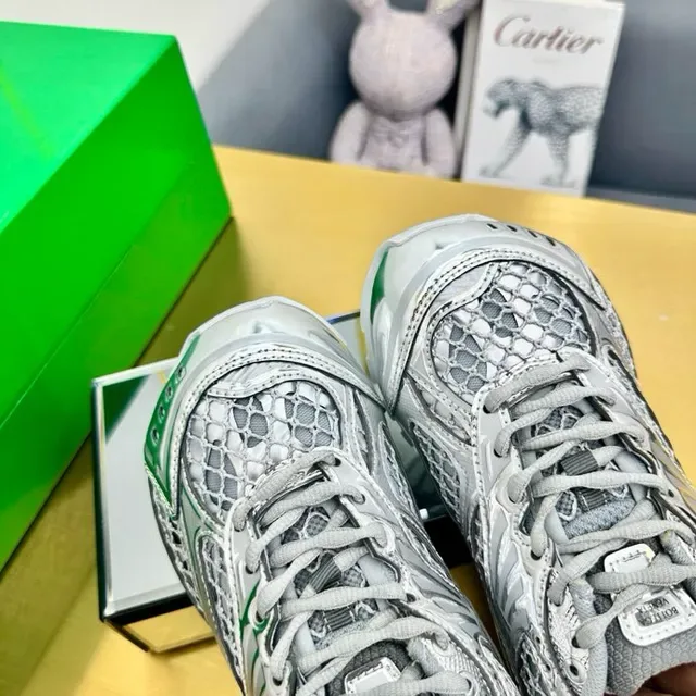 ASICS Silver Gold Metallic Snakeskin Overlays Accent Stripe Lifestyle Sneakers 9