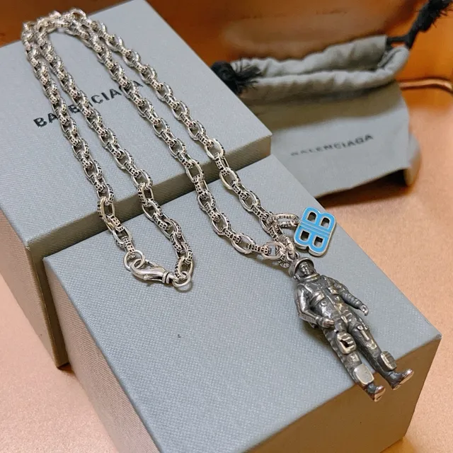 Balenciaga BB رائد الفضاء المينيوم تعليقة قلادة 3
