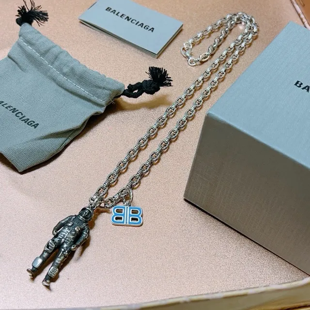 Balenciaga BB رائد الفضاء المينيوم تعليقة قلادة 4