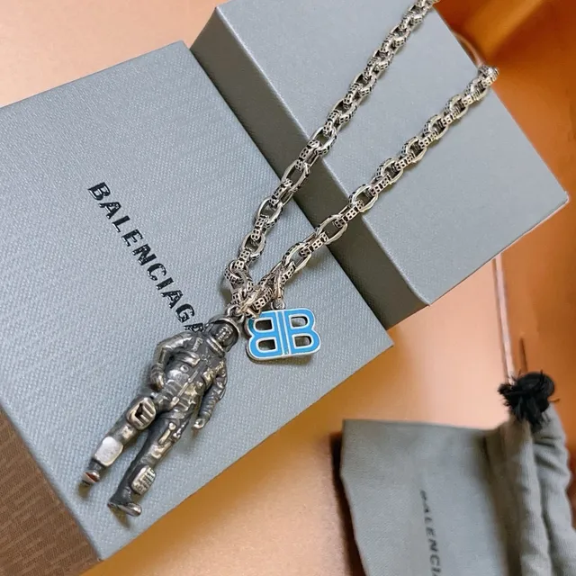 Balenciaga BB رائد الفضاء المينيوم تعليقة قلادة 6