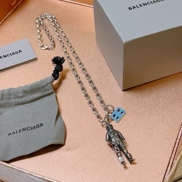 Balenciaga BB رائد الفضاء المينيوم تعليقة قلادة 7