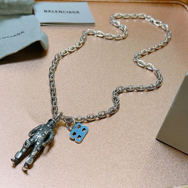 Balenciaga BB رائد الفضاء المينيوم تعليقة قلادة 9