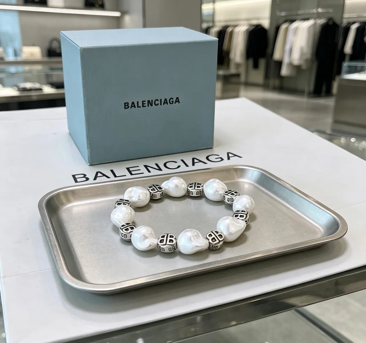 Balenciaga BB Logo سوار أبيض فضي باروكي خرز لؤلؤ 2