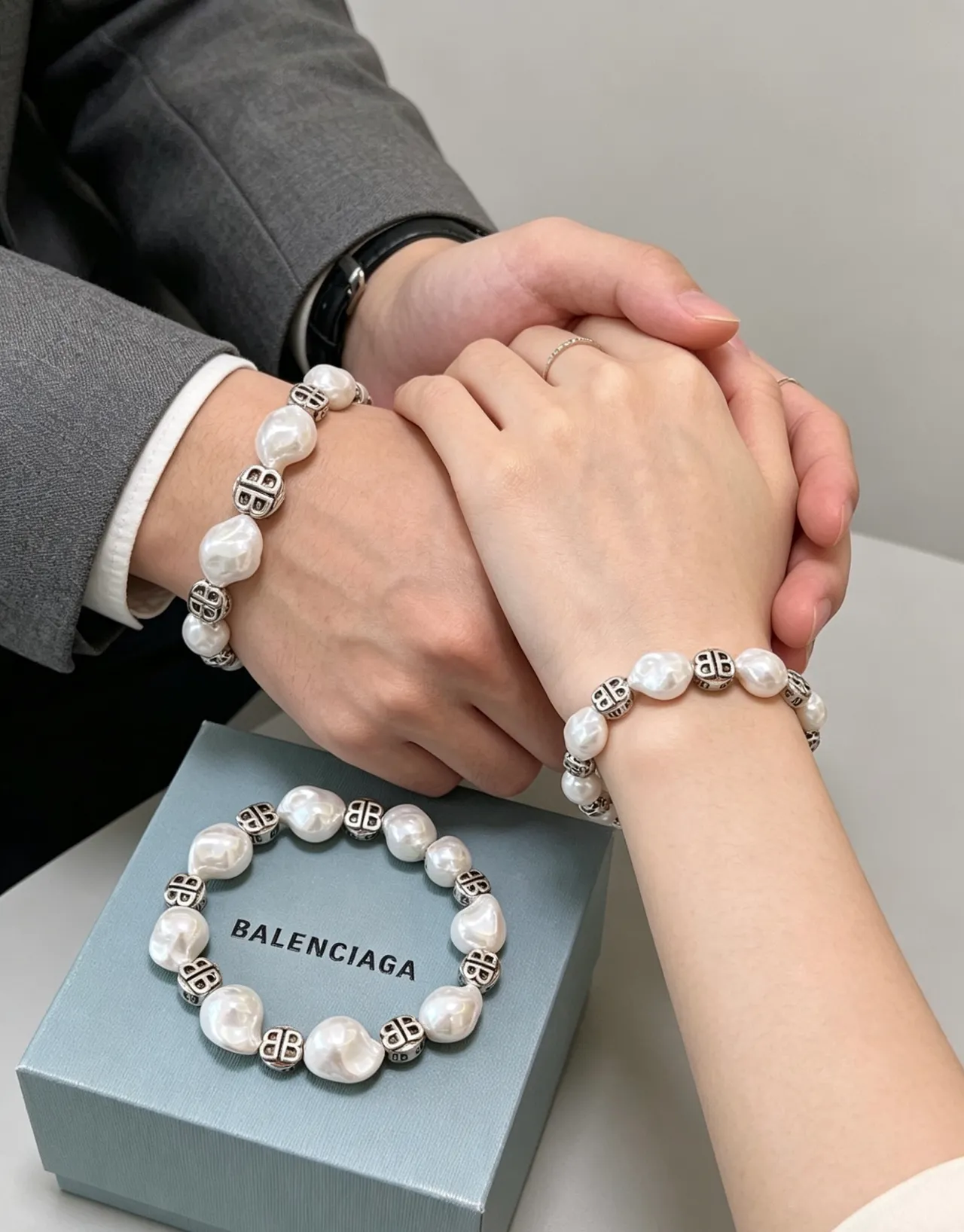 Balenciaga BB Logo سوار أبيض فضي باروكي خرز لؤلؤ 3