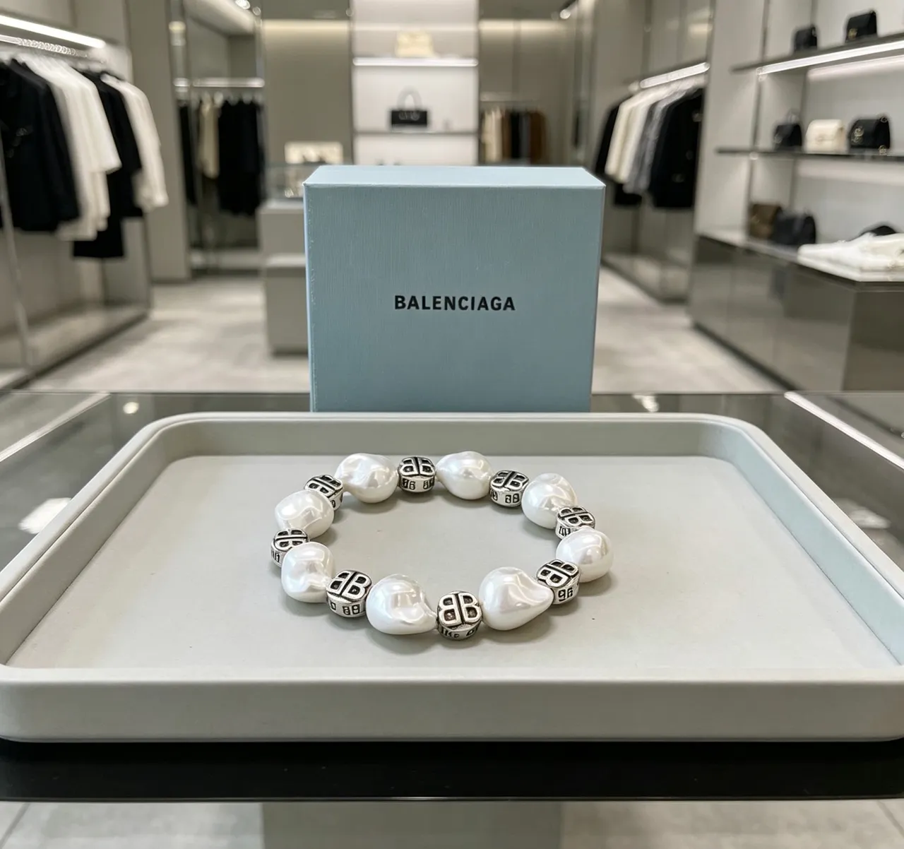 Balenciaga BB Logo سوار أبيض فضي باروكي خرز لؤلؤ 4