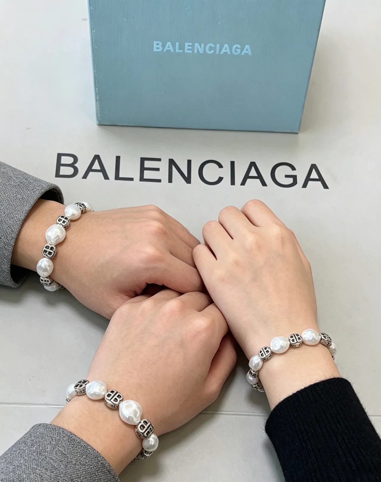 Balenciaga BB Logo سوار أبيض فضي باروكي خرز لؤلؤ 5