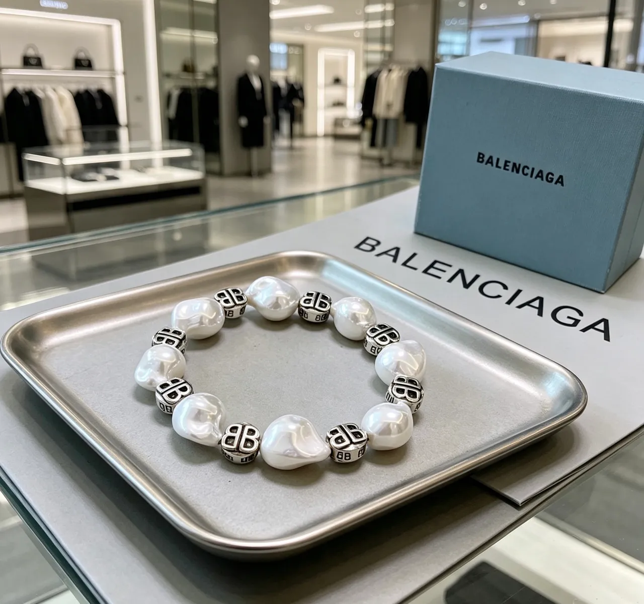 Balenciaga BB Logo سوار أبيض فضي باروكي خرز لؤلؤ 7