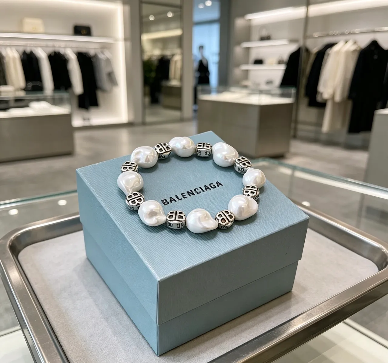 Balenciaga BB Logo سوار أبيض فضي باروكي خرز لؤلؤ 9