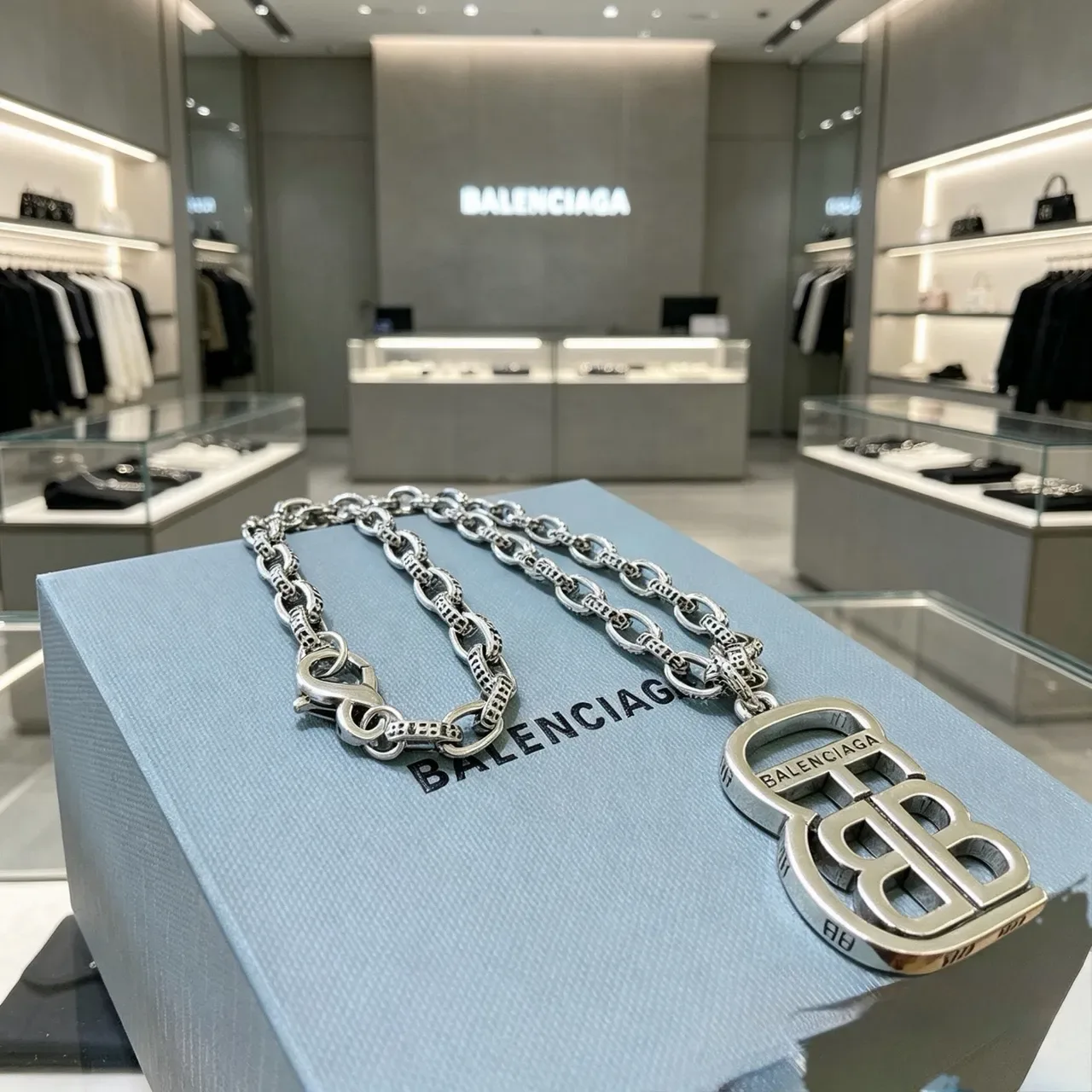 Balenciaga BB Logo Collier à maillons chunky argenté pendentif interlock 2