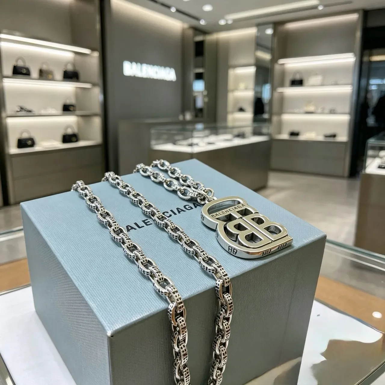 Balenciaga BB Logo Collier à maillons chunky argenté pendentif interlock 6