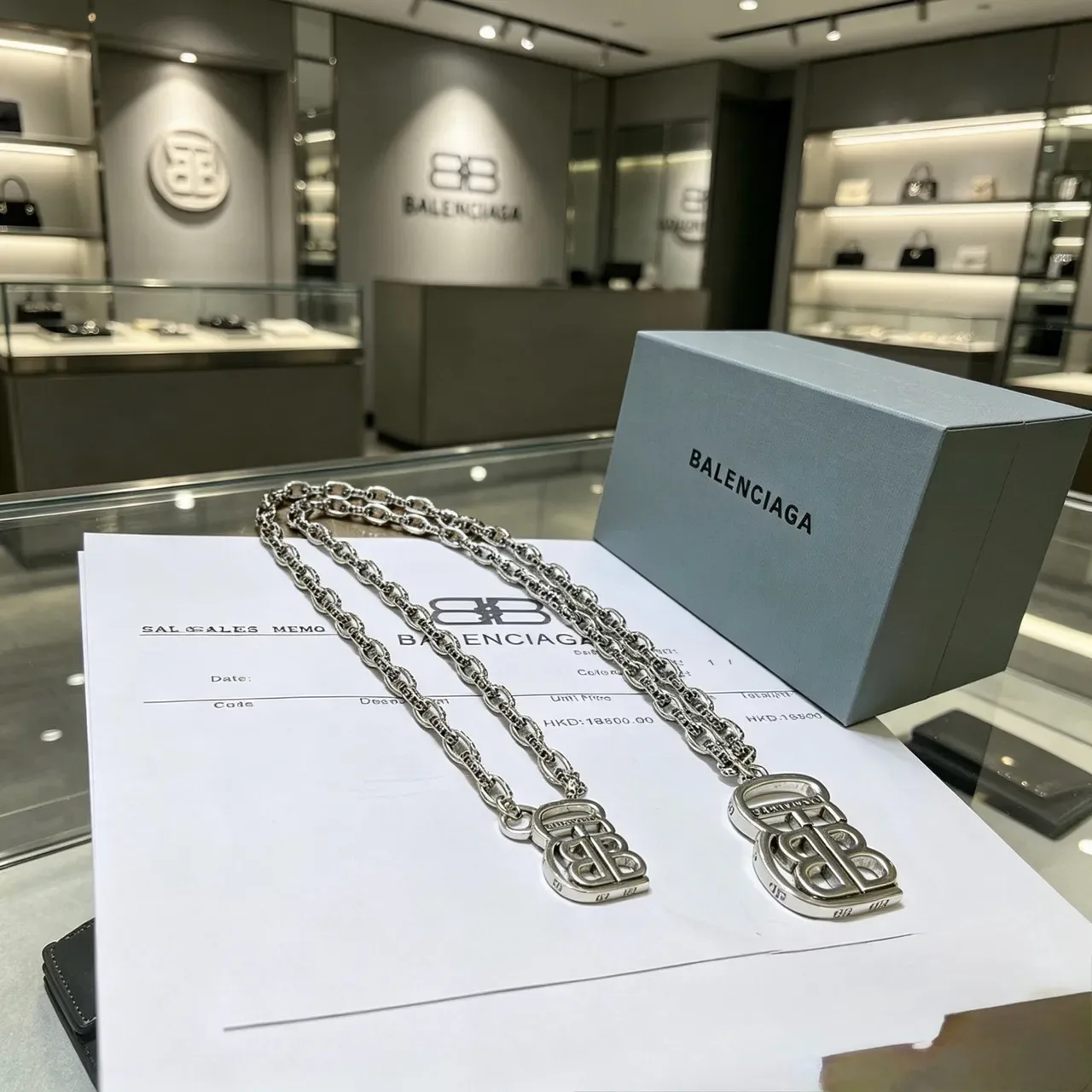 Balenciaga BB Logo Collier à maillons chunky argenté pendentif interlock 7