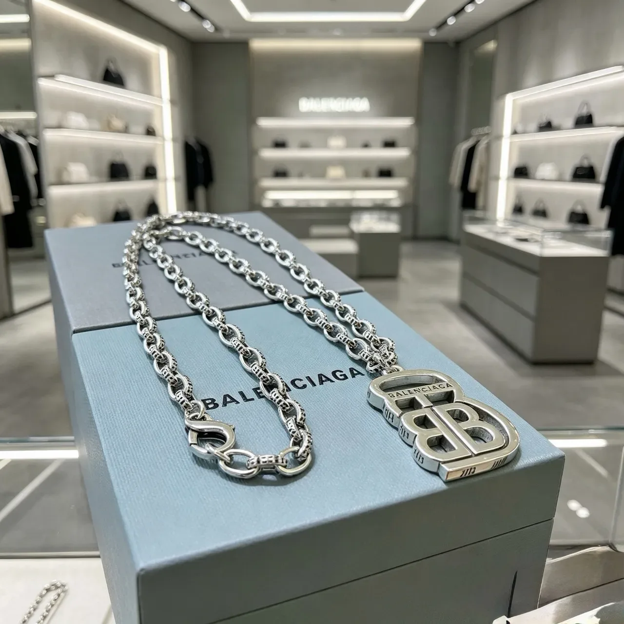 Balenciaga BB Logo Collier à maillons chunky argenté pendentif interlock 9