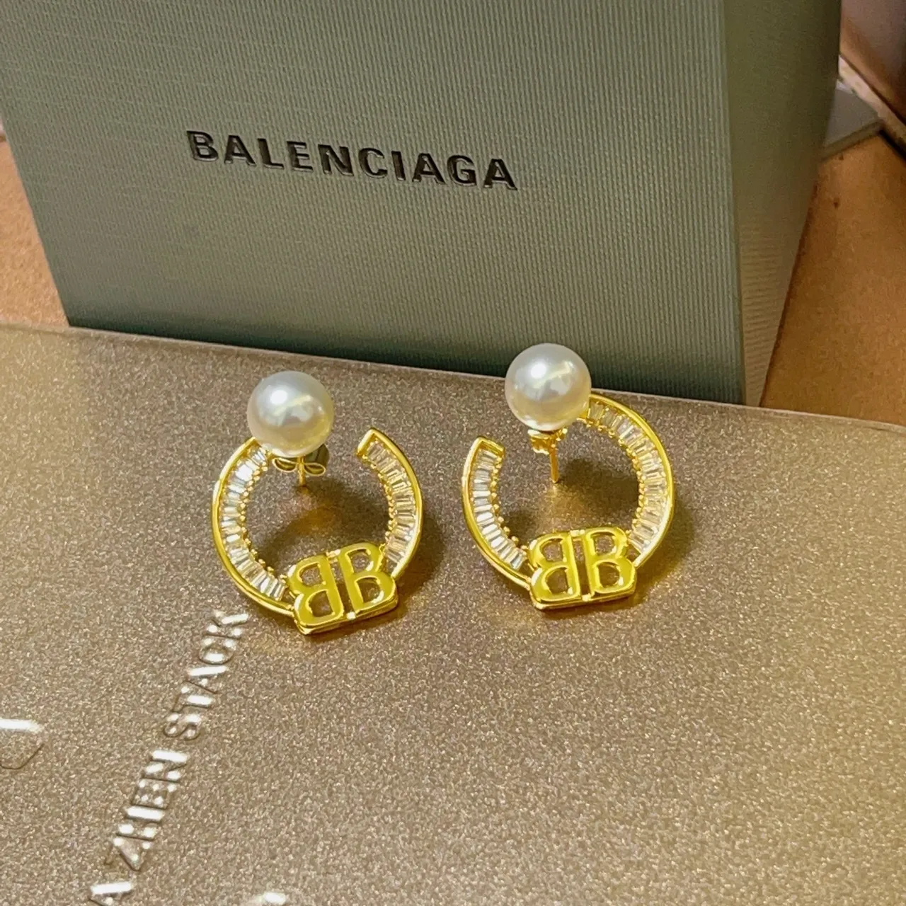 Balenciaga BB मोती घोड़े के निशान की हूप कान की बाली 2