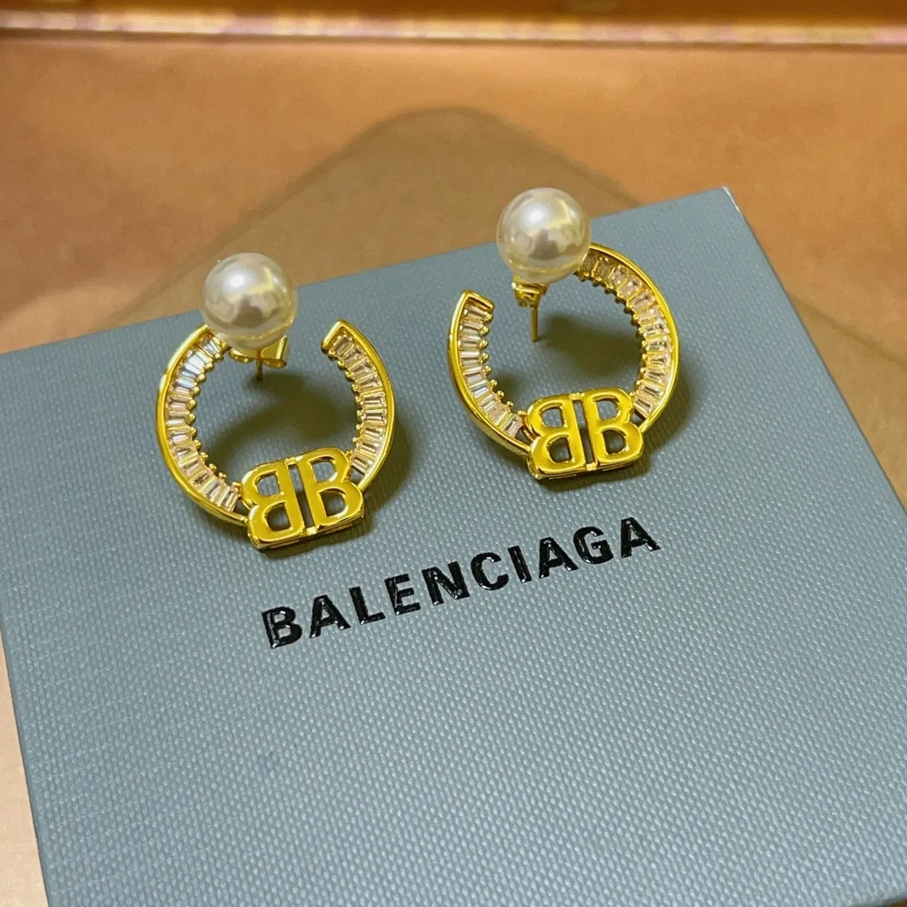 Balenciaga BB मोती घोड़े के निशान की हूप कान की बाली 3