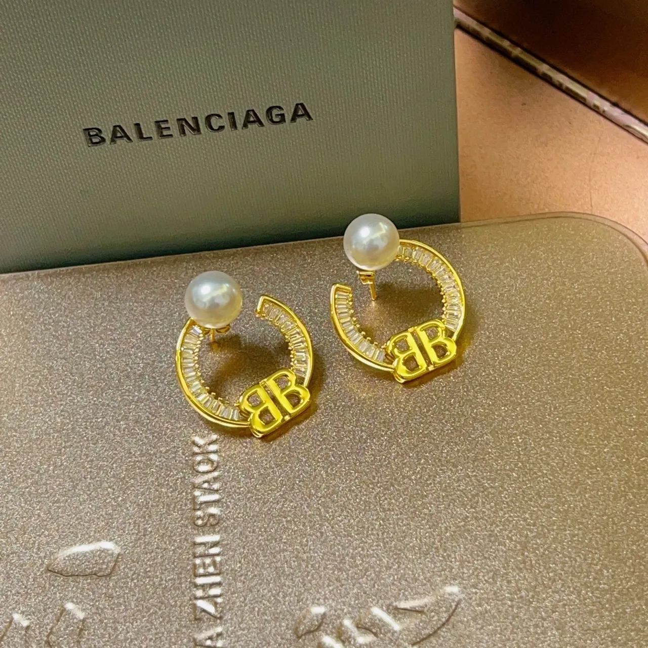 Balenciaga BB मोती घोड़े के निशान की हूप कान की बाली 4