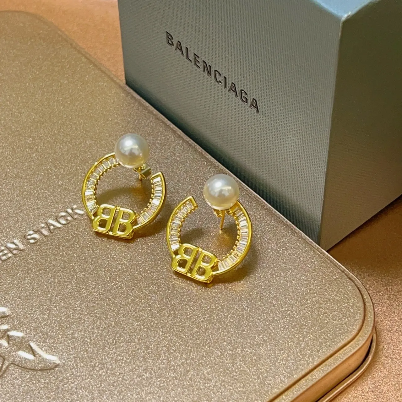Balenciaga BB मोती घोड़े के निशान की हूप कान की बाली 5