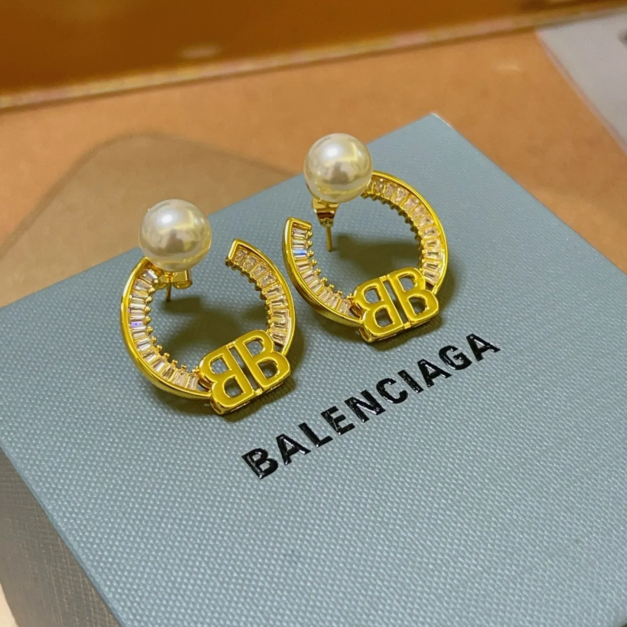 Balenciaga BB मोती घोड़े के निशान की हूप कान की बाली 6