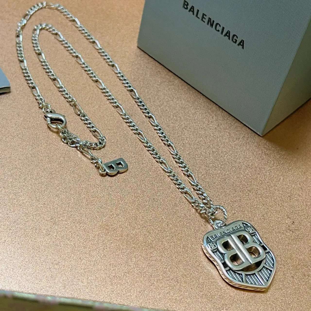 Balenciaga BB Shield चांदी Figaro Chain नेकलेस 3