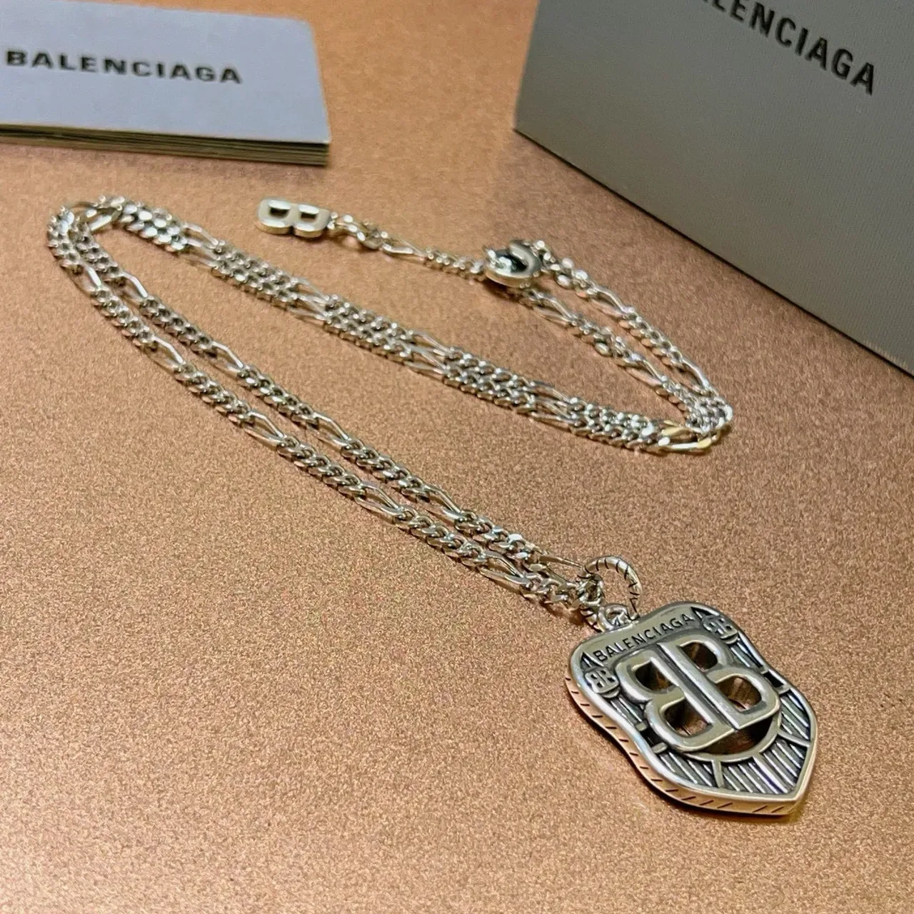 Balenciaga BB Shield चांदी Figaro Chain नेकलेस 4