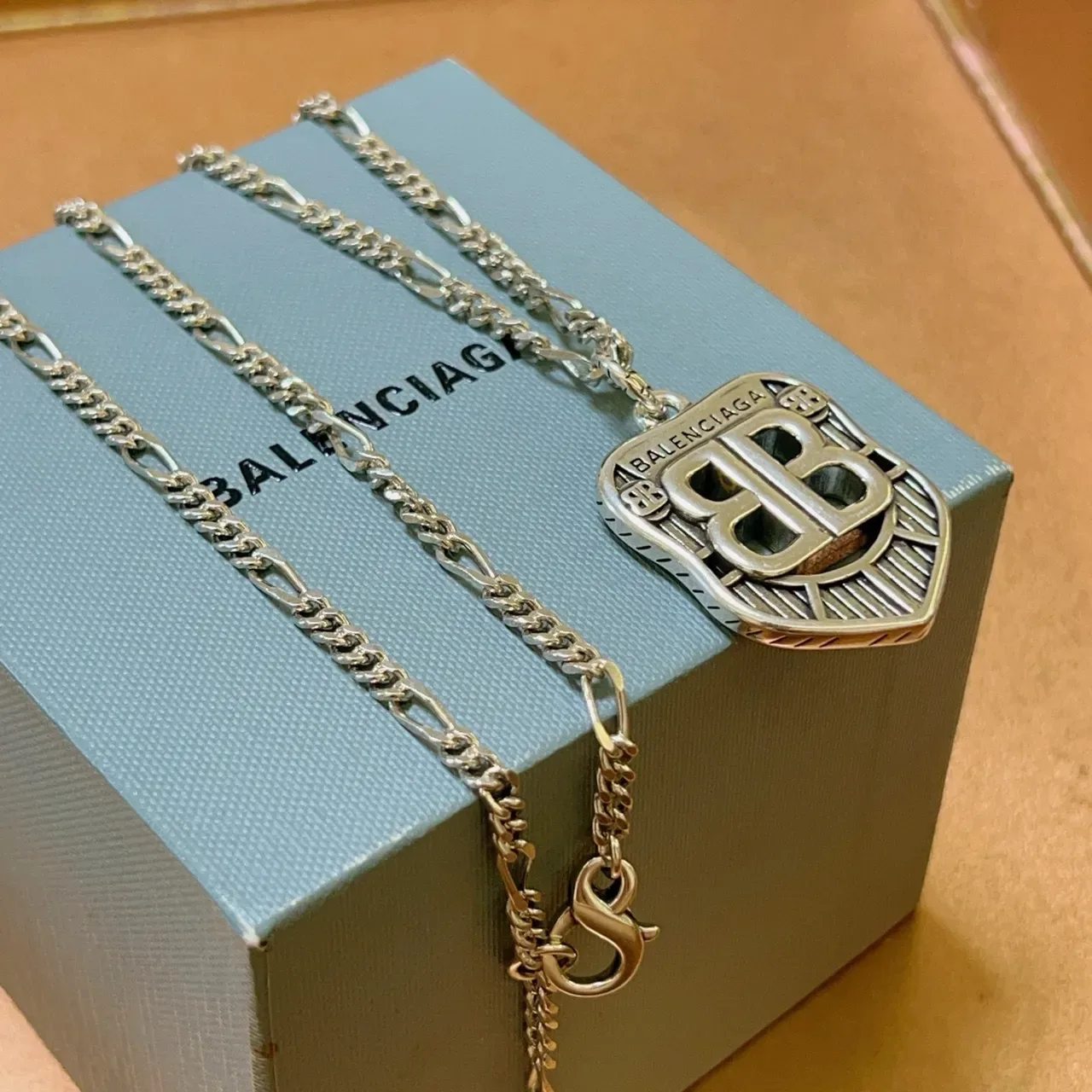 Balenciaga BB Shield चांदी Figaro Chain नेकलेस 7
