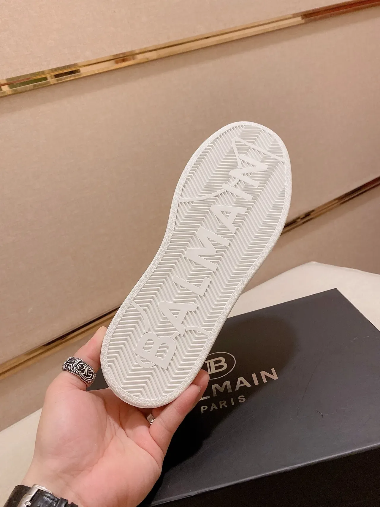 Balenciaga Beige y Blanco Monogrammed Piel de ante Chunky Plataforma Zapatillas Lifestyle 2