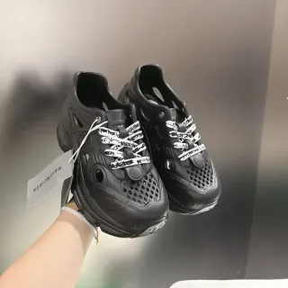Balenciaga काला सफेद मोल्डेड रबर निर्माण परफोरेटेड अपर चंकी स्नीकर