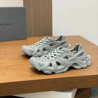 Balenciaga ग्रे ब्लू चंकी स्नीकर मोल्डेड मॉनोलिथिक सोल परफोरेटेड ज्योमेट्रिक अपर
