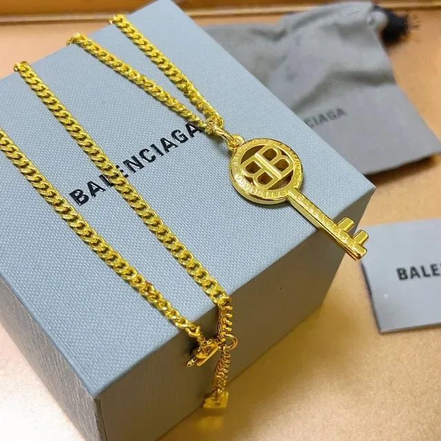 Balenciaga Pingente Chave Corrente Curb Ouro Colar 9