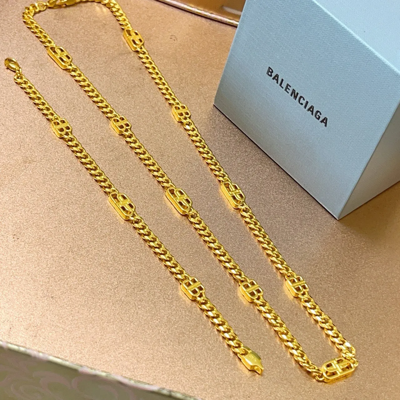 Balenciaga Logo Chain ذهبي سميك كيرب نمط قلادة 2