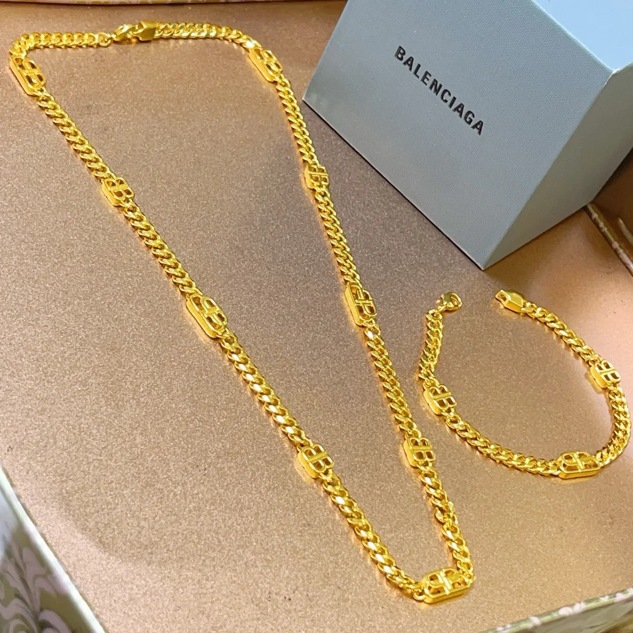 Balenciaga Logo Chain ذهبي سميك كيرب نمط قلادة 8
