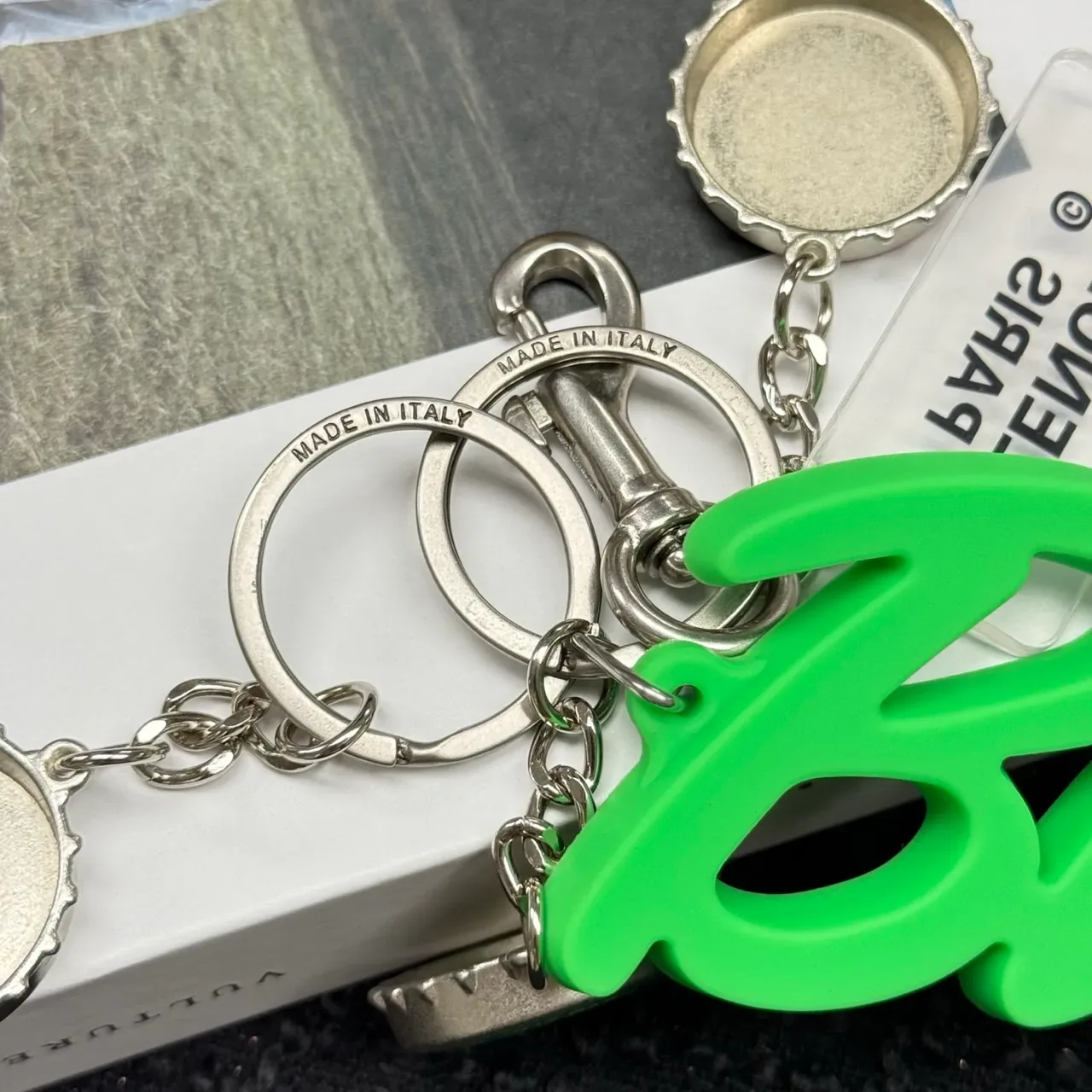 Balenciaga Multi-Charm Llaveros Verde Plata Cursiva Resina Pulsera Colgante 4
