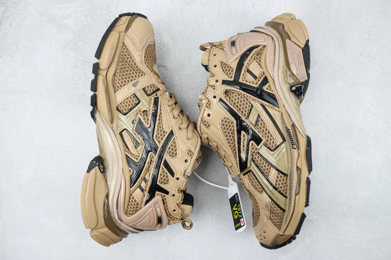 Balenciaga Runner বেইজ এবং কালো চাঙ্কি স্নিকার 2