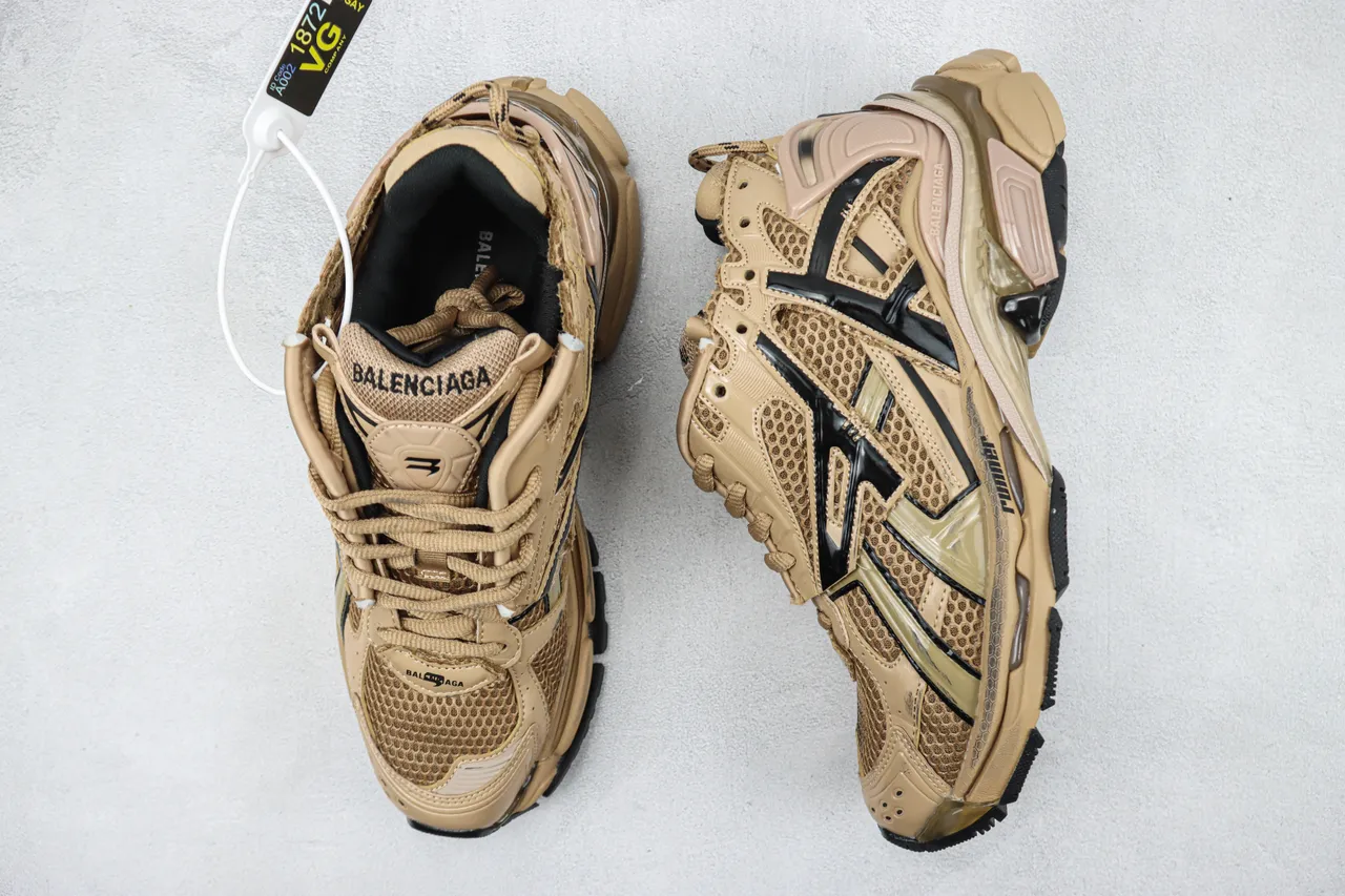 Balenciaga Runner বেইজ এবং কালো চাঙ্কি স্নিকার 3